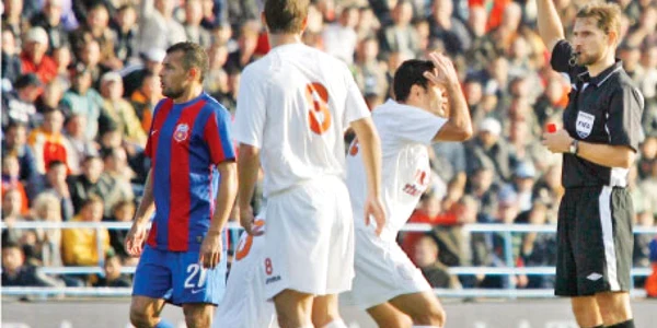 Alexandru Tudor (dreapta) a aplicat regulamentul la sânge la FCM Târgu-Mureş - Steaua 