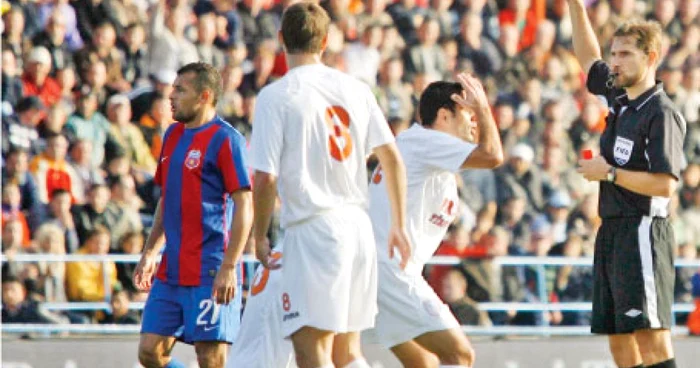 Alexandru Tudor (dreapta) a aplicat regulamentul la sânge la FCM Târgu-Mureş - Steaua