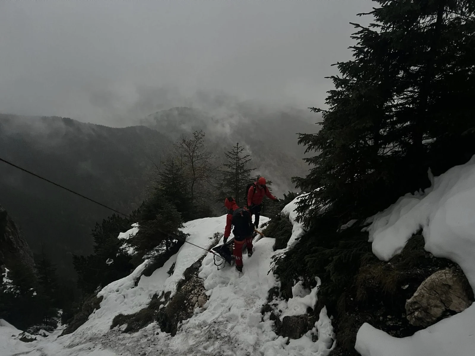 O tânără de 29 de ani a murit în timpul unei excursii pe munte, după ce a alunecat într-o prăpastie