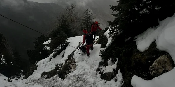 o femeie a cazut de la 250m inaltime in parcul national piatra craiului facebook salvamont zarnesti (1) png
