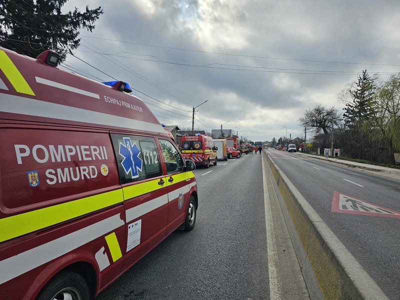 Coliziune puternică între un microbuz școlar și un autocamion în Dâmbovița:  4 copii și un adult sunt transportați la spital