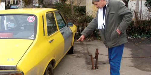 Gheorghe Petruşca spune că vecinii i-au tăiat cauciucurile cu un cuţit