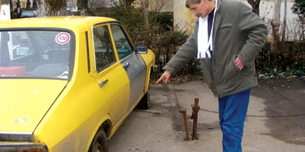 Gheorghe Petruşca spune că vecinii i-au tăiat cauciucurile cu un cuţit