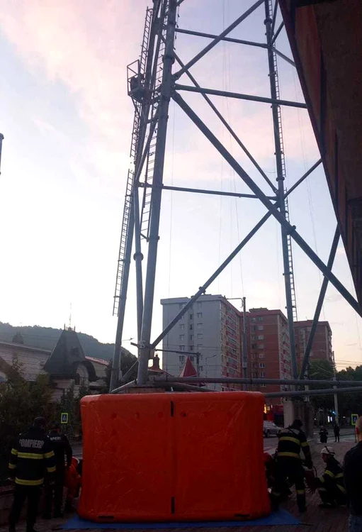Pompierii intervin pentru salvarea bărbatului FOTO: ISU