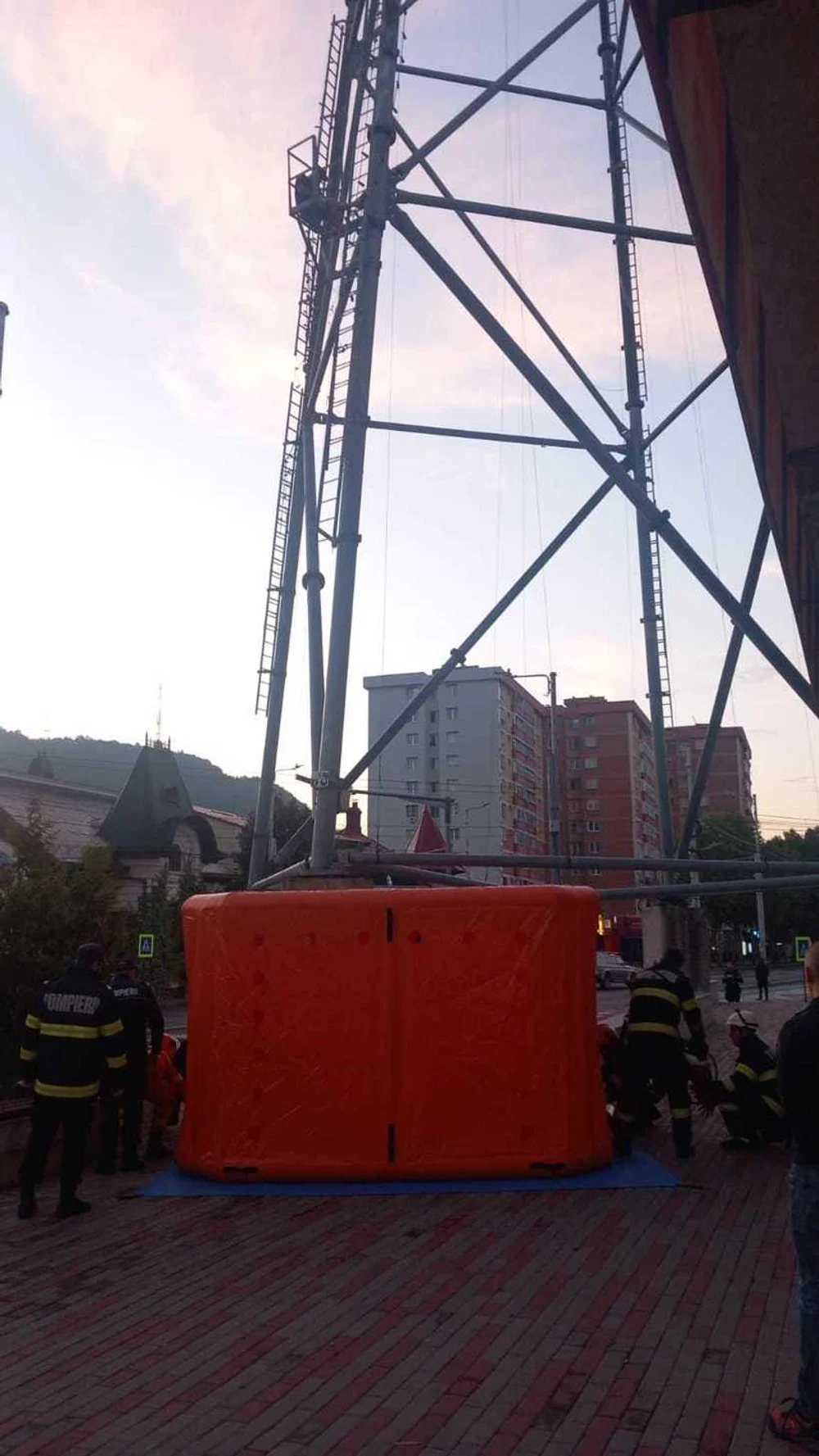 Un bărbat s-a urcat pe un stâlp al telegondolei din Piatra Neamţ. ISU intervine pentru salvarea acestuia