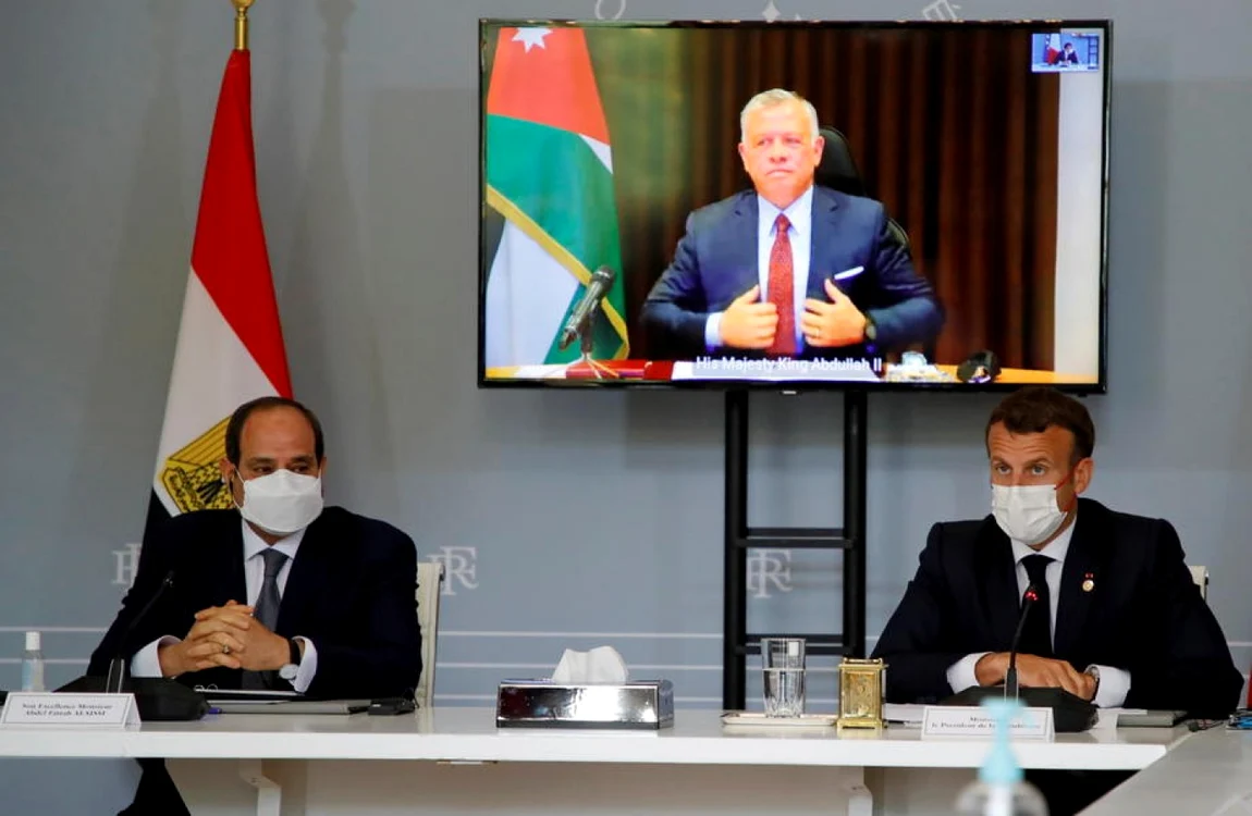 Emmanuel Macron (dreapta) şi Abdel Fattah el-Sisi (stânga) aşteptând să ia legătura cu regele iordanian Abdullah al II-lea într-o conferinţă trilaterală cu privire la conflictul israeliano-palestinian FOTO EPA-EFE