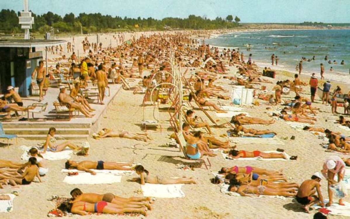 Satul de vacanţă al tinerilor Staţiunea Costineşti, de pe litoralul Mării Negre, s-a dezvoltat rapid începând din anii ’60