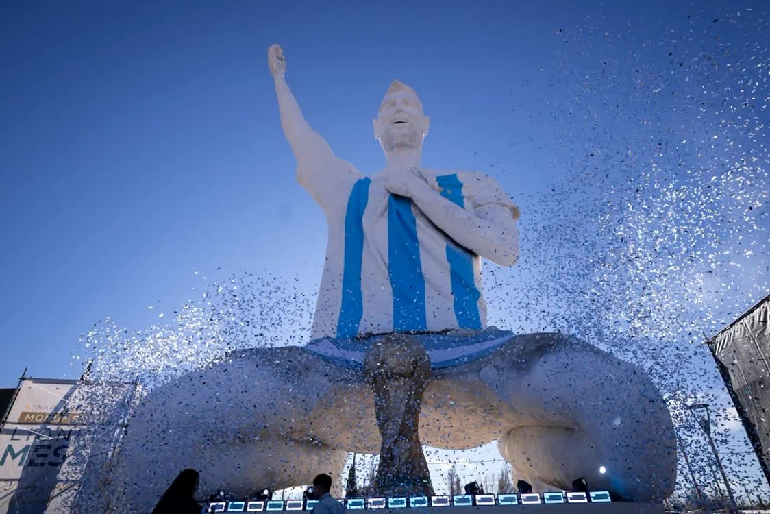 Fanii lui Messi au văzut deja statuia lui Messi din Cutral Co (Foto: Municipalidad de Cutral Co) 