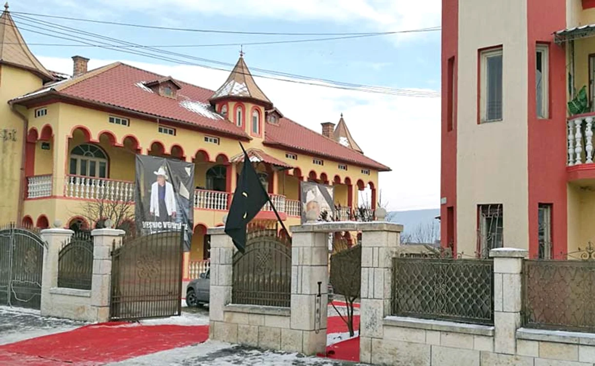 Un imens portret al bulibaşei Rudi trona pe unul dintre palatele sale