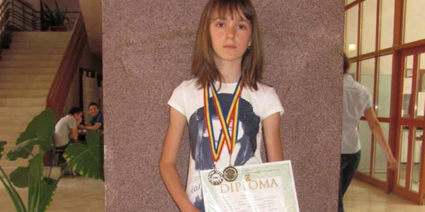 Alexandra vrea să obţină locul I pe ţară la matematică, fizică, română, chimie şi la fizică
