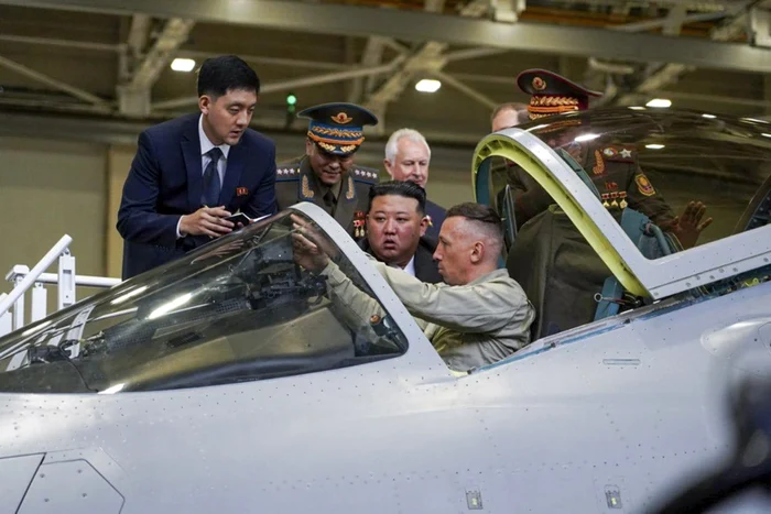 Kim Jong-un a vizitat ateliere de montaj ale avioanelor ruse de vănătoare FOTO EPA-EFE