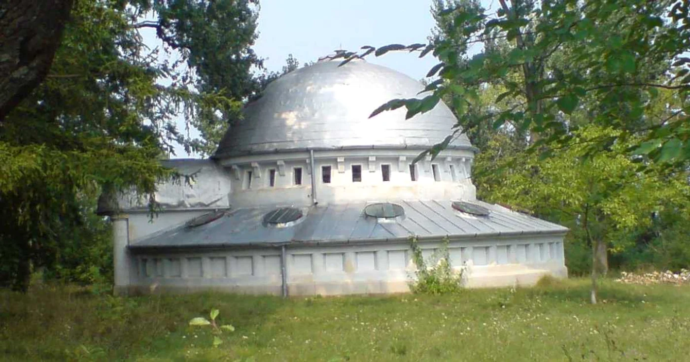 Clădirea care pare OZN  3 (Foto: Romanian UFO Network)