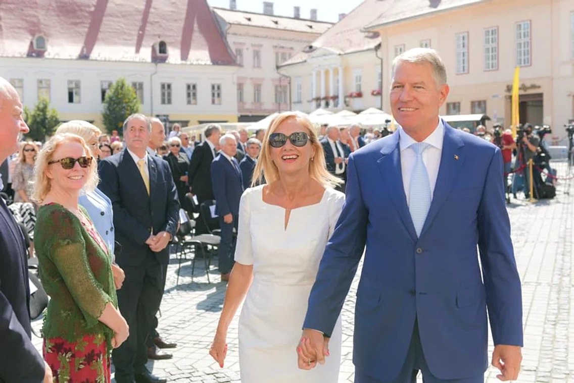 Carmen Iohannis rochie alba summitul NATO Madrid (3) jpg