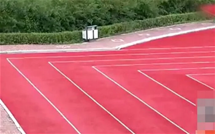 Pista de atletism are unghiuri drepte
