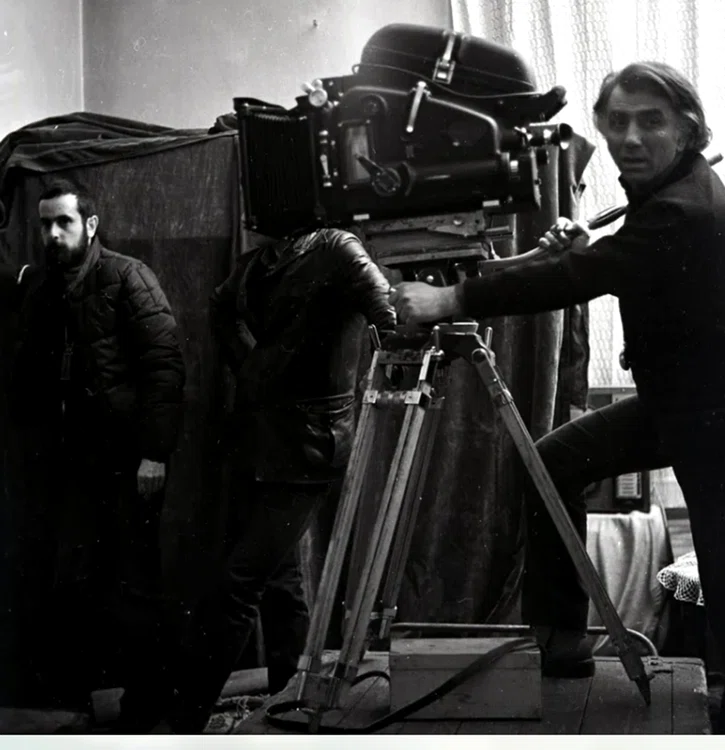 REgizorul Dan Pița la filmările pentru „Faleze de nisip”. Sursă foto: Historia