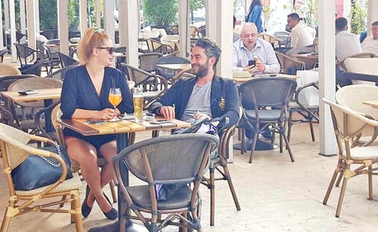
    Julia Jianu e fericită  alături  de John  