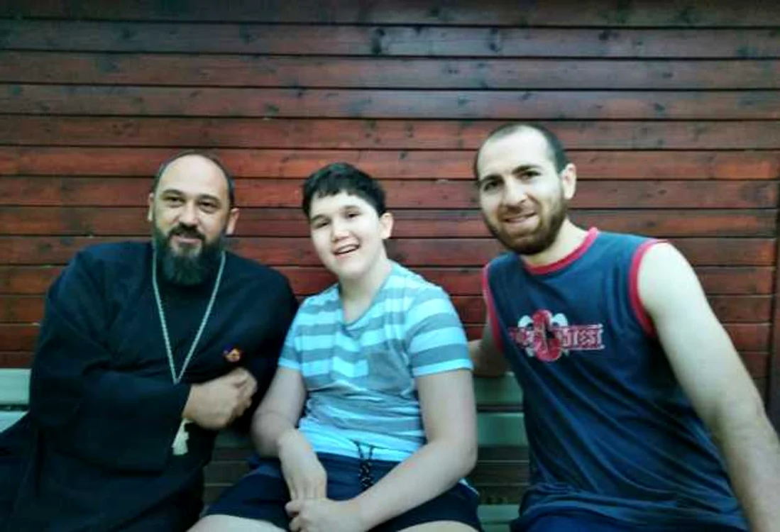 Dănuţ Tenea, la Freiburg, împreună cu tatăl său şi  preotul Tudorache FOTO Arhiva personală