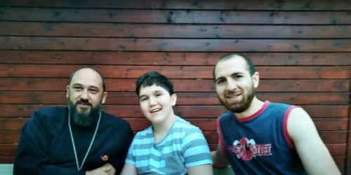 Dănuţ Tenea împreună cu tatăl său şi preotul Tudorache FOTO Arhiva personală
