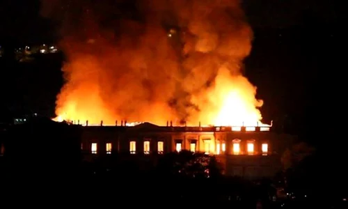 Muzeul Naţional al Braziliei, mistuit de flăcări jpeg