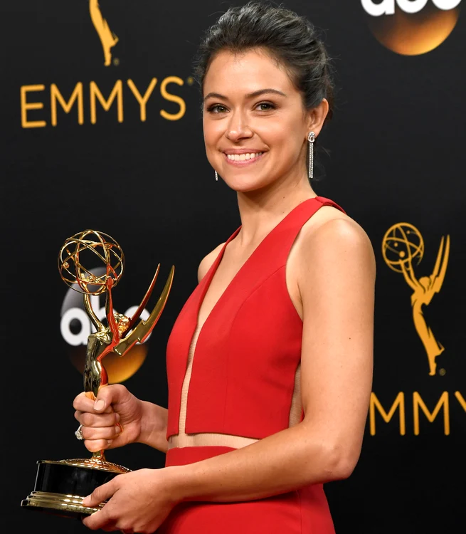 
    Tatiana Maslany a plecat acasă cu prestigiosul trofeu pentru rolul din serialul de succes “Orphan Black” foto: Guliver/Getty Images  