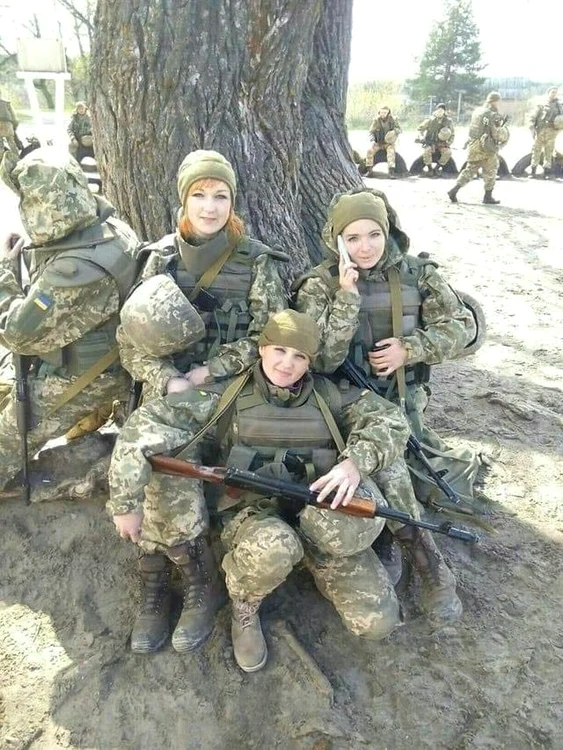 Trei surori ucrainence luptă alături de armată să își apere țara - foto Twitter