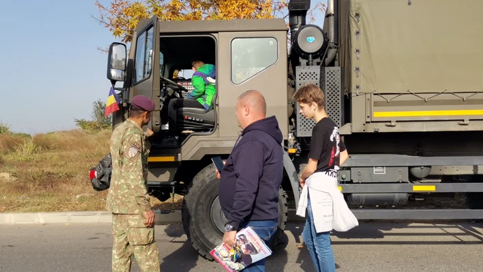 Copiii au putut urca în mașina de transport și în blindate FOTO: A.M.