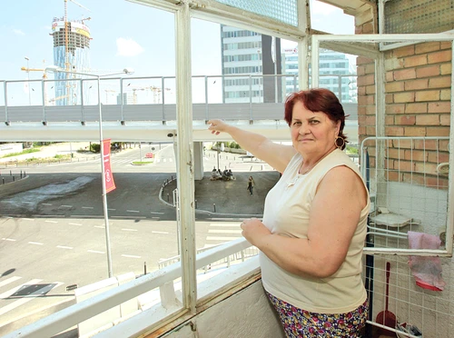 Ileana ne arată cât de aproape trece podul de balconul ei (Fotografii: Florin Şuler)