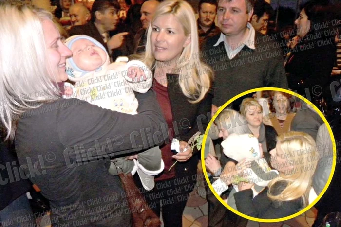 
    La slujba de Sfântul Dumitru, între două rugăciuni, Elena Udrea  a luat în braţe un bebeluş  