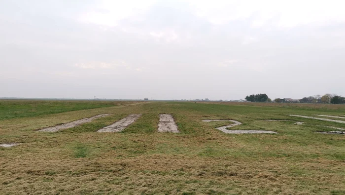Pista de aterizare-decolare FOTO Ștefan Both