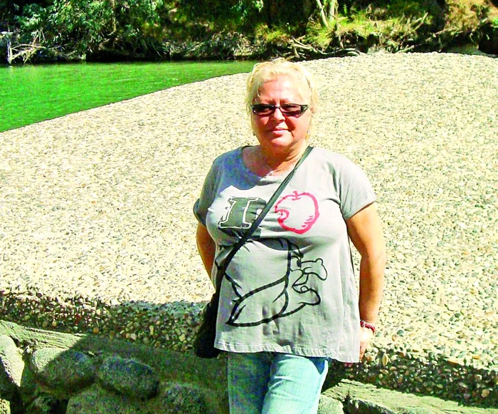 Mirabela a intrat doar cu picioarele în apa Iordanului. O consideră făcătoare de minuni, astfel că îşi ia şi acasă, într-o sticlă