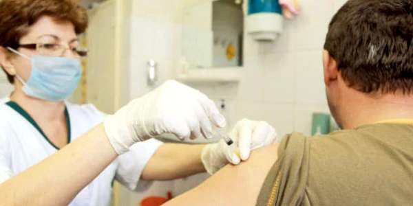 Românii intră în orice cabinet medical  care le iese în cale pentru a se vaccina