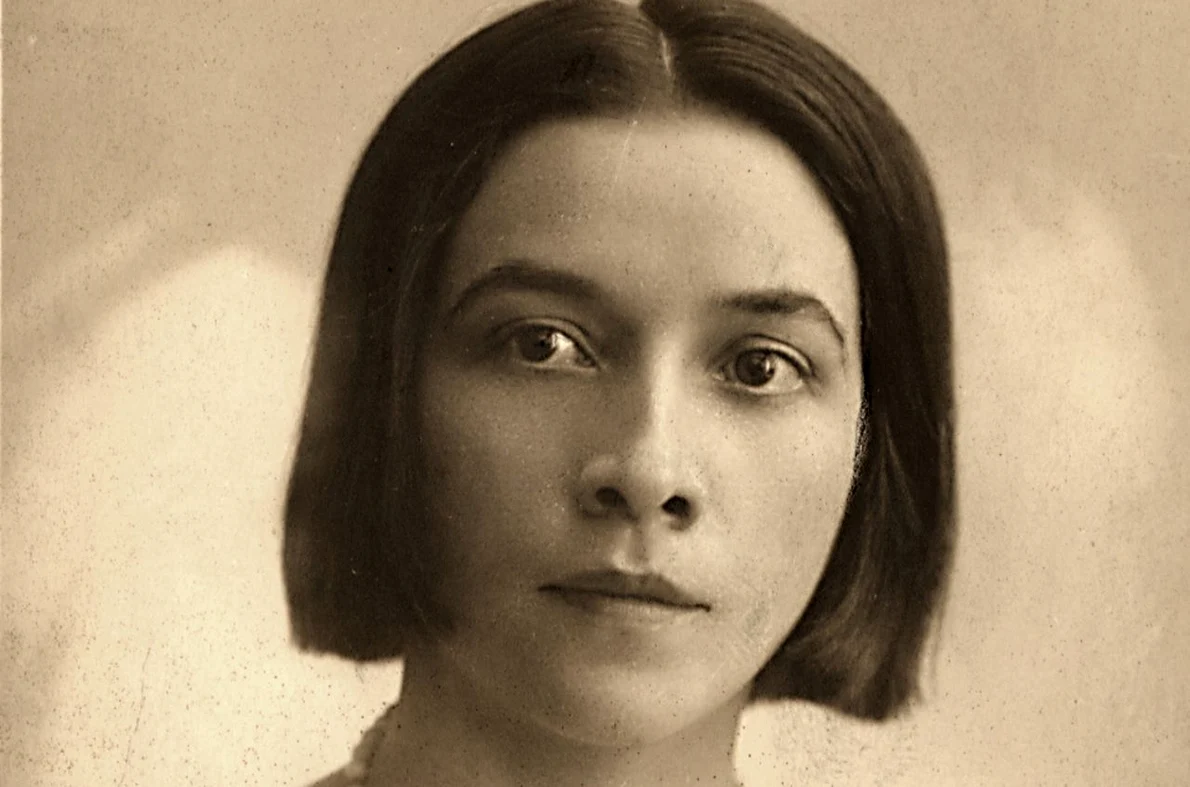 Henriette Yvonne Stahl, pe o carte poștală aflată în colecția Bibliotecii Academiei Române, Cabinetul de Stampe, cota 48837 (© Wikimedia Commons)