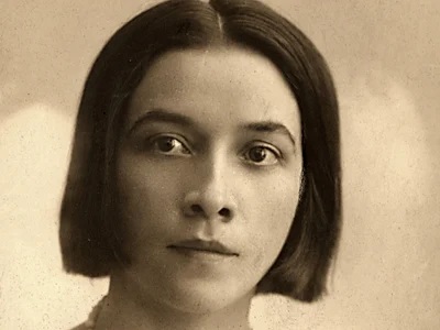 Henriette Yvonne Stahl, pe o carte poștală aflată în colecția Bibliotecii Academiei Române, Cabinetul de Stampe, cota 48837 (© Wikimedia Commons)