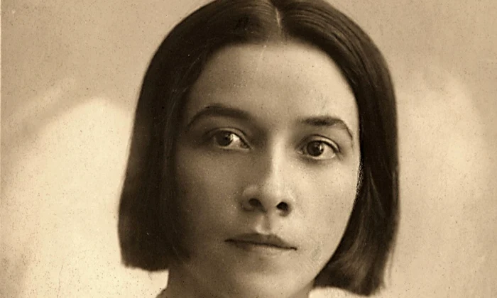Henriette Yvonne Stahl, pe o carte poștală aflată în colecția Bibliotecii Academiei Române, Cabinetul de Stampe, cota 48837 (© Wikimedia Commons)