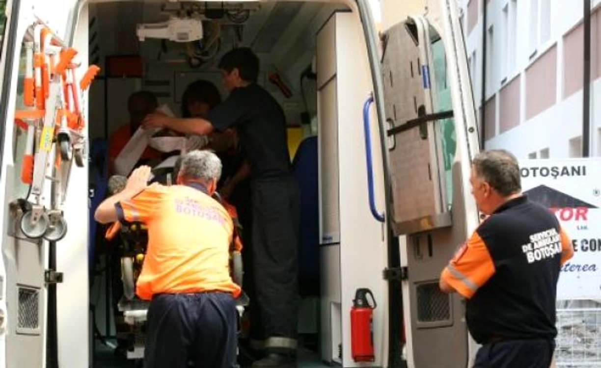 
    Un echipaj al ISU Botoşani i-a scos pe cei trei din pivniţă  