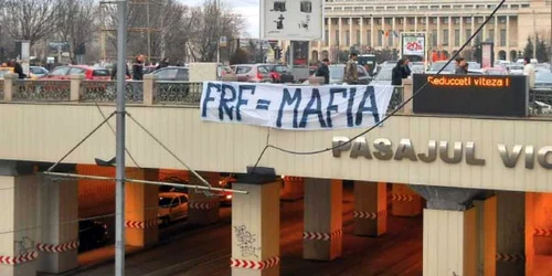 La cele mai importante pasaje bucureştene, fanii au pus bannere anti-Federaţie