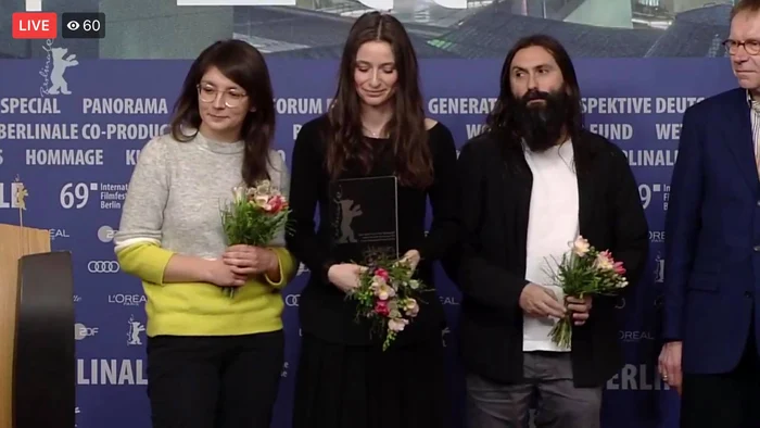 Regizorul peliculei Monstri, alături de personajul principal feminin (centru) şi o altă membră a echipei Foto:Arhivă personală