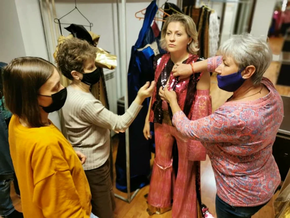 
    Mirela Vaida, superbă într-o rochie mov  