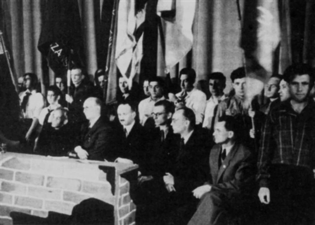 Membrii Consiliului pentru Ajutorarea Evreilor „Zegota”,  în timpul celebrării celei de-a treia aniversări a revoltei din ghetoul varșovian,  aprilie 1946 