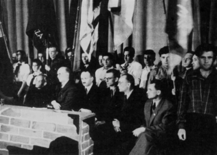 Membrii Consiliului pentru Ajutorarea Evreilor „Zegota”, în timpul celebrării celei de-a treia aniversări a revoltei din ghetoul varșovian, aprilie 1946