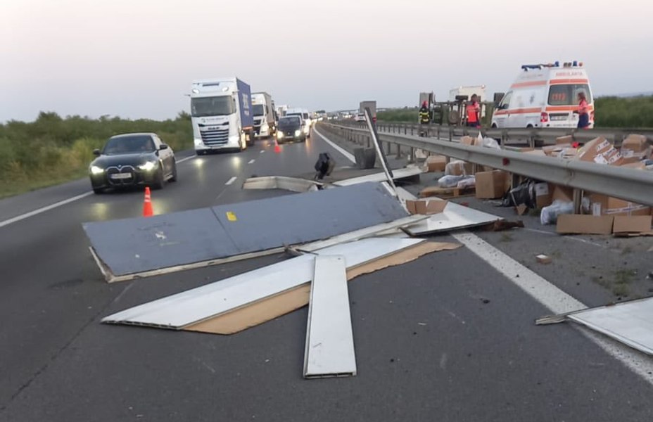 Accident pe A1 Bucureşti - Piteşti. Un om a murit după ce o dubă plină cu marfă s-a răsturnat. Circulația e blocată