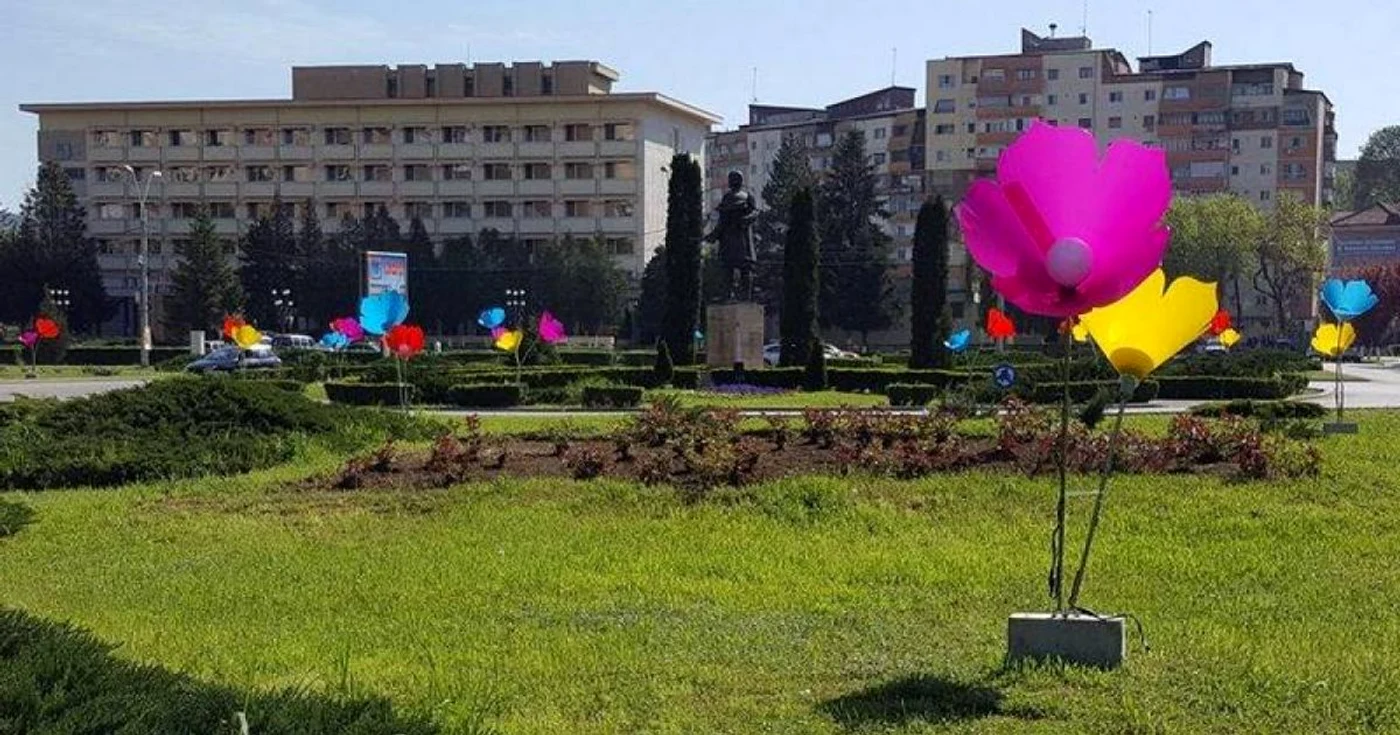 Florile de Paşti au fost montate în centrul civic al Hunedoarei. FOTO: Daniel Guţă. ADEVĂRUL.