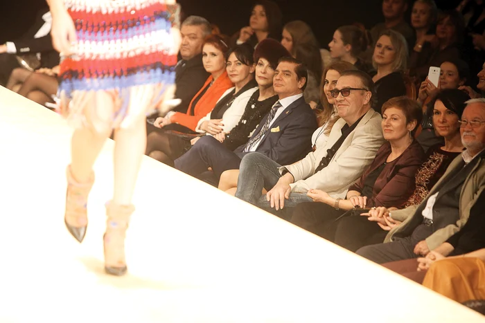 Solistul a stat în primul rând la prezentarea de modă, admirând fotomodelele care au defilat pe scenă
