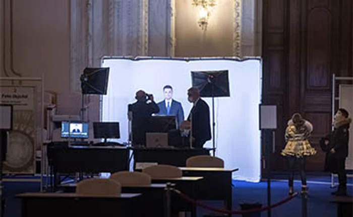 Noii membri ai Parlamentului au făcut şi fotografiile oficiale