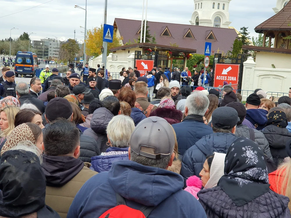 Înghesuială la porți ca să intre mai repede. foto: Click!