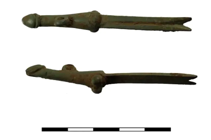 Instrument de curățat unghiile decorat cu un motiv falic (© Archaeological Research Services Ltd.)