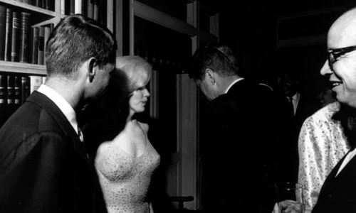 O fotografie rară cu  Marilyn Monroe şi fraţii Kennedy, scoasă la licitaţie jpeg
