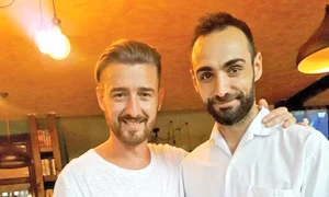 Mihai Chiţu şi prietenul  lui au deschis în Capitală  o pizzerie unde se găsesc  şi cărţi pentru lectură jpeg