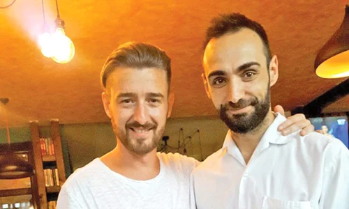Mihai Chiţu şi prietenul  lui au deschis în Capitală  o pizzerie unde se găsesc  şi cărţi pentru lectură jpeg
