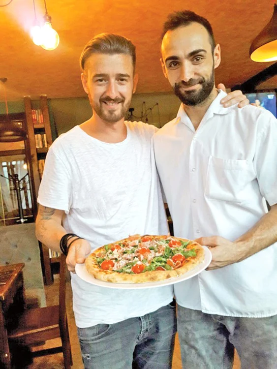 Mihai Chiţu şi prietenul lui au deschis în Capitală o pizzerie unde se găsesc şi cărţi pentru lectură